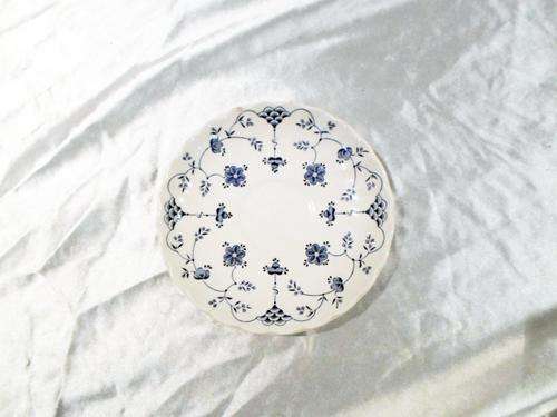 Myott Finlandia porcelain  saucer - quite nice - Bid now !!